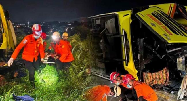 ඉන්දුනීසියාවේ බස් රථ අනතුරකින් 16ක් මරුට